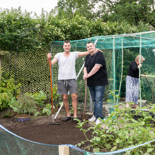 Twee mannen werken in tuin
