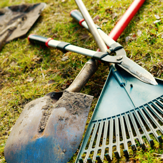 Tuingereedschap op gras