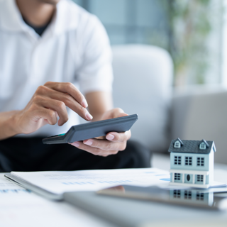 Man met rekenmachine