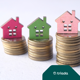 Drie gekleurde huisjes op geld