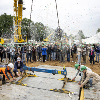 Legging vloerplaat onder confettiregen tijdens viering start bouw wijk Griseeweg