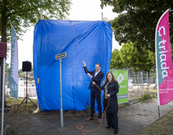 Bouwbord wordt onthuld door aannemer en bestuurder Triada