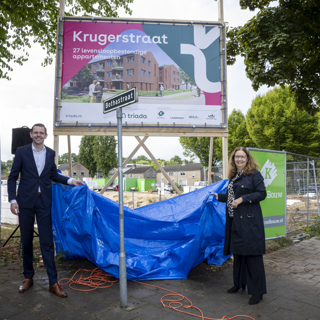 Bouwbord wordt onthuld door aannemer en bestuurder Triada