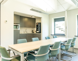 Pantry met overlegtafel