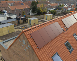 Bovenaanzicht daken en bergingen seniorenwoningen