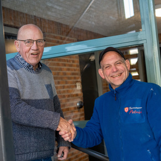 Man met medewerker Uw Onderhoudspartner